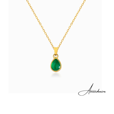 Colar dourado com pendente verde em forma de gota, fundo branco, assinatura Amendoeira