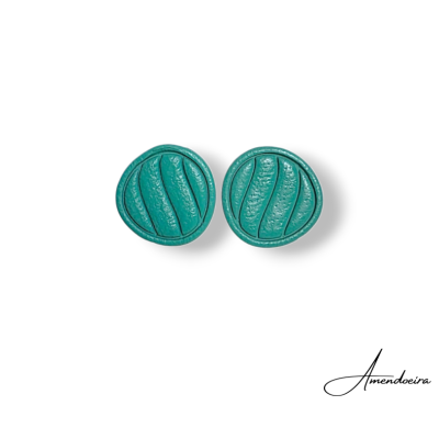 Par de botões redondos turquesa com relevo e fundo branco