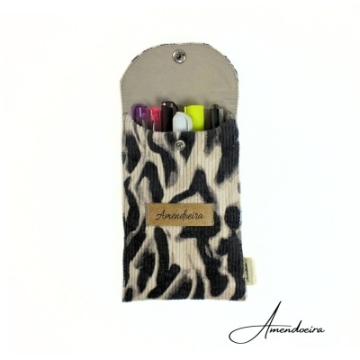 Estojo de tecido animal print com canetas e etiqueta Amendoeira