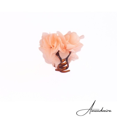 Grampo de cabelo com flor cor de pêssego em tecido e mola metálica