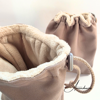 Bolsas castanho claro forradas a pelo bege com cordão e mola de plástico
