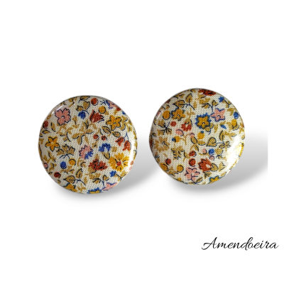 Botões redondos com padrão floral em tecido colorido