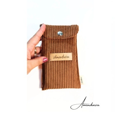 Bolsa castanha canelada com fecho de botão e etiqueta 'Amendoeira'