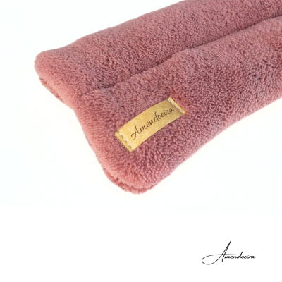 lenço felpudo cor rosa com etiqueta Amendoeira