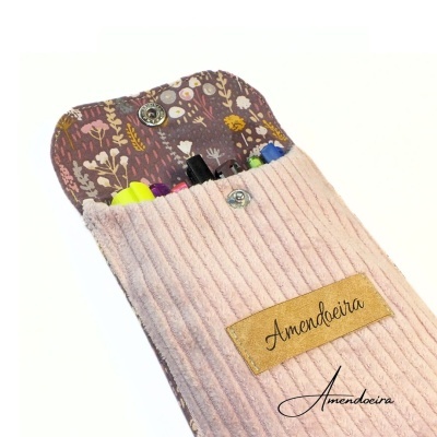 Estojo de tecido rosa com padrão floral interior e etiqueta Amendoeira