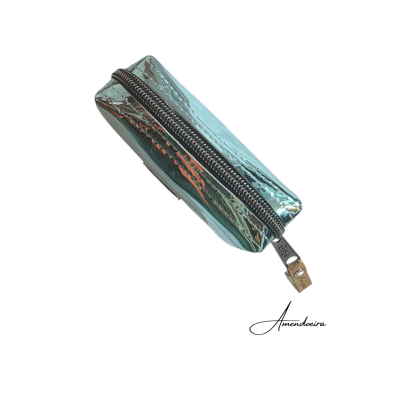 Estojo prateado brilhante com fecho de correr preto e puxador metálico