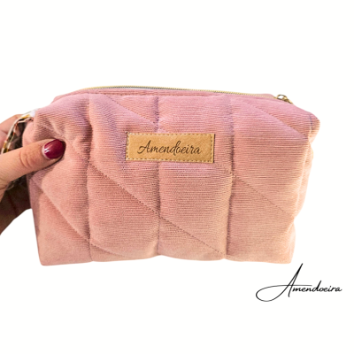 Nécessaire rosa com textura e etiqueta Amendoeira