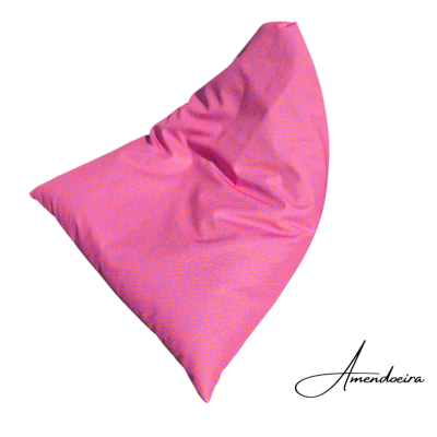 puff em tecido rosa, formato triangular, com texto Amendoeira