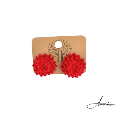 Par de brincos florais vermelhos em cartão castanho com desenho de árvore