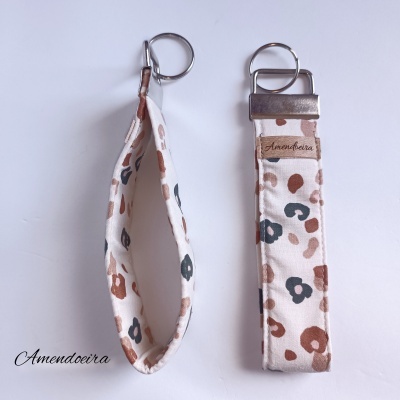 Duas pulseiras florais em tons castanhos e bege com argolas metálicas