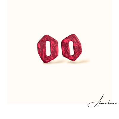 Par de brincos vermelhos geométricos com textura e fundo branco