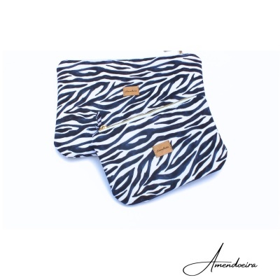Conjunto de duas bolsas zebrado em preto e branco com fecho dourado e etiqueta 'Amendoeira'