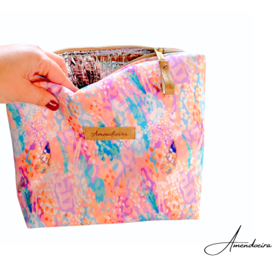 necessaire floral em tons pastel com fecho dourado e interior metalizado