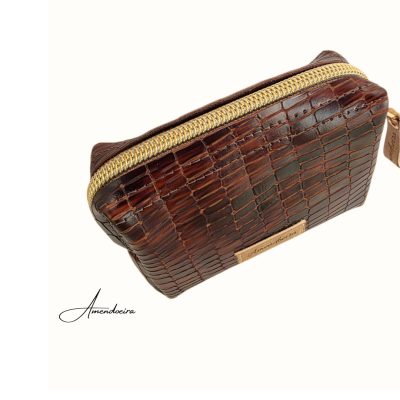 Necessaire castanha imitação crocodilo com fecho dourado