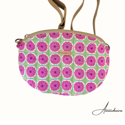 Bolsa tiracolo com padrão floral roxo e verde e fecho bege