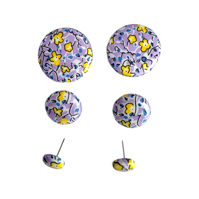 Conjunto de botões forrados com tecido lilás e florido em três tamanhos