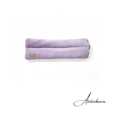 Faixa felpuda lilás com etiqueta Amendoeira sobre fundo branco