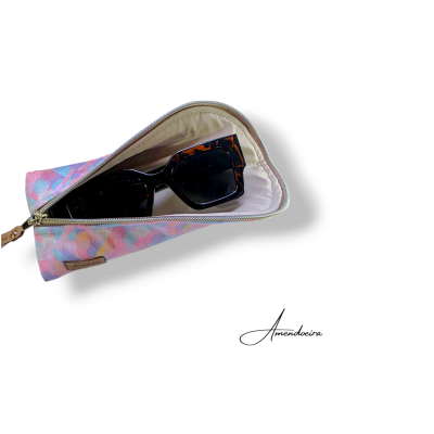 Estojo colorido com óculos de sol com padrão tartaruga dentro