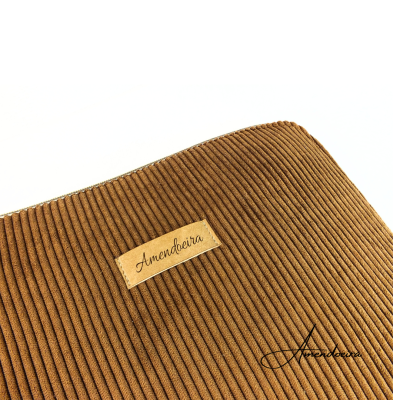 tecido de veludo cotelê castanho com etiqueta 'Amendoeira'