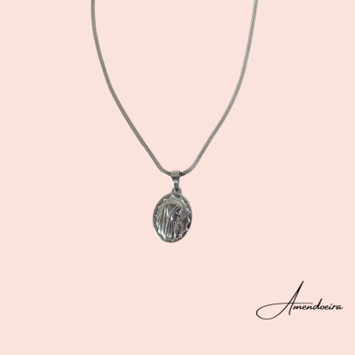 Colar prateado com pendente oval texturizado e fundo rosa claro