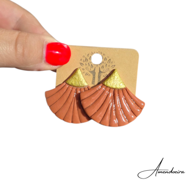 Brincos leque terracota e dourado em cartão com ilustração de árvore