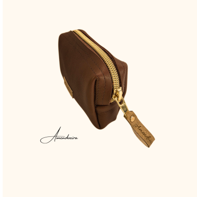 Bolsa pequena em couro castanho com fecho dourado e etiqueta gravada