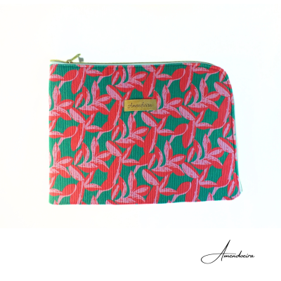 Bolsa pequena colorida com padrão de folhas e etiqueta Amendoeira