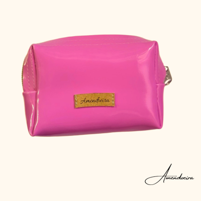 Bolsa rosa brilhante com etiqueta Amendoeira