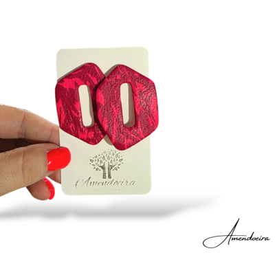 Brincos vermelhos hexagonais texturizados em cartão branco Amendoeira