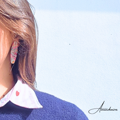 Brinco pendente colorido com padrão marmoreado