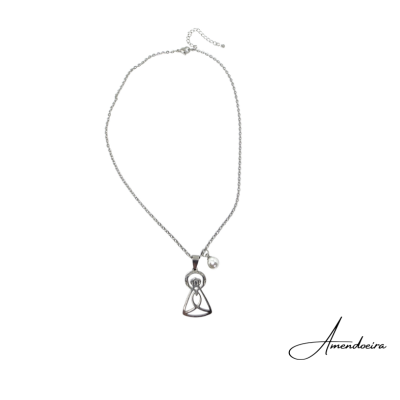 Colar prateado com pendente e conta branca sobre fundo branco com texto Amendoeira