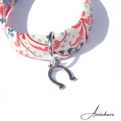 Pulseira de tecido floral com pendente de ferradura