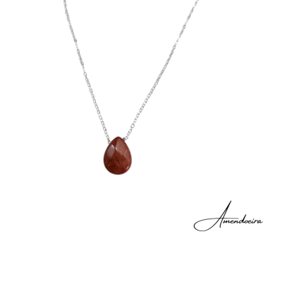 Colar com pendente em pedra castanha em gota