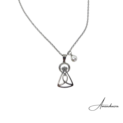 Colar prateado com pendente em forma de anjo e pérola branca