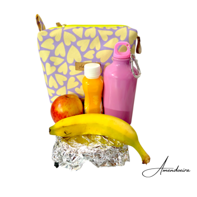 Bolsa lilás com corações amarelos, garrafa rosa e outra laranja, maçã, banana e comida embrulhada em alumínio