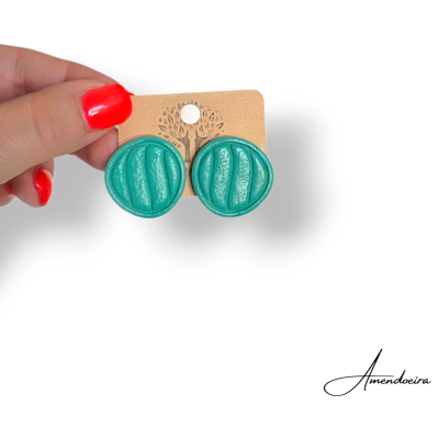 Brincos redondos verdes texturados em cartão castanho com desenho de árvore