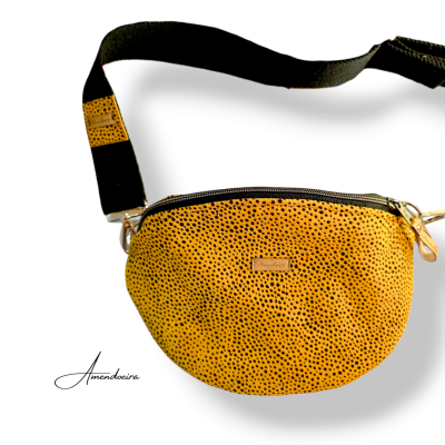 Bolsa de cintura amarela com padrão de pontos pretos e alça preta
