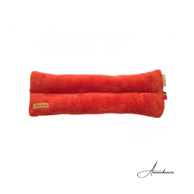 almofada comprida laranja de tecido felpudo com etiqueta Amendoeira