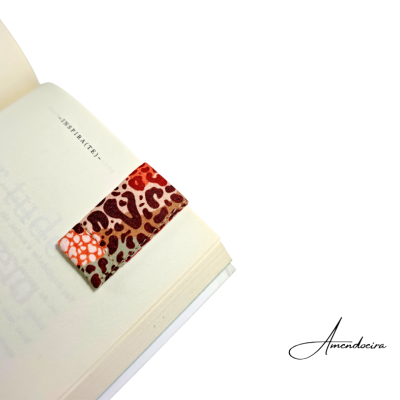 Marcador de páginas em tecido com padrão animal print em livro aberto
