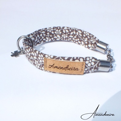 Pulseira de tecido castanho com padrão floral branco e etiqueta Amendoeira