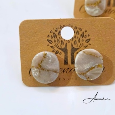 Brincos pequenos efeito mármore, feitos à mão.