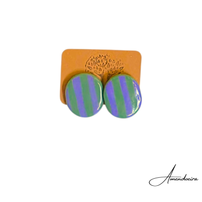 Brincos redondos cerâmica com riscas verdes e lilases