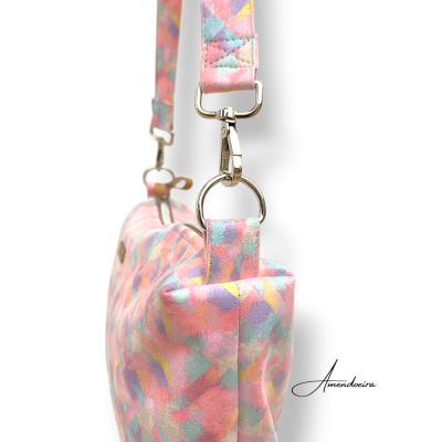 Mala de ombro em padrão colorido com fecho metálico