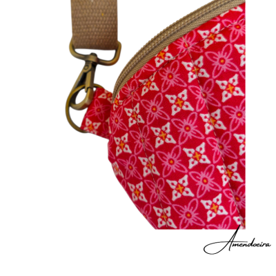 Bolsa pequena vermelha com padrão floral e alça bege com gancho metálico dourado