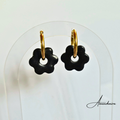 Brincos com argolas douradas e pendentes pretos em forma de flor