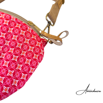 Bolsa tipo pochete flores vermelhas com alça bege