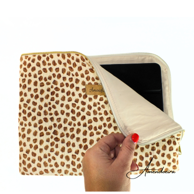 Capa para tablet bege com padrão de bolinhas castanhas e interior forrado