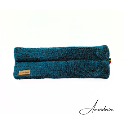 Almofada comprida azul escuro com etiqueta Amendoeira