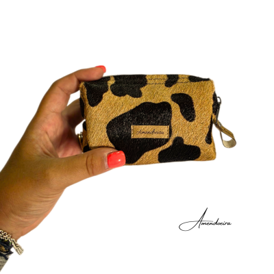 Carteira pequena animal print castanha e preta com etiqueta metálica Amendoeira