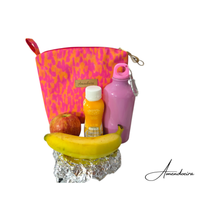 Bolsa colorida, maça, banana e garrafa rosa com bebida